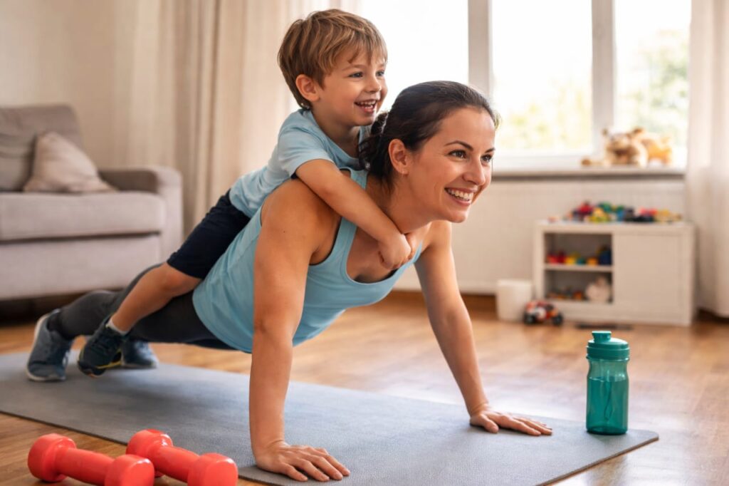 Mãe fazendo exercício em casa com filho nas costas durante rotina corrida, representando saúde e bem-estar no dia a dia